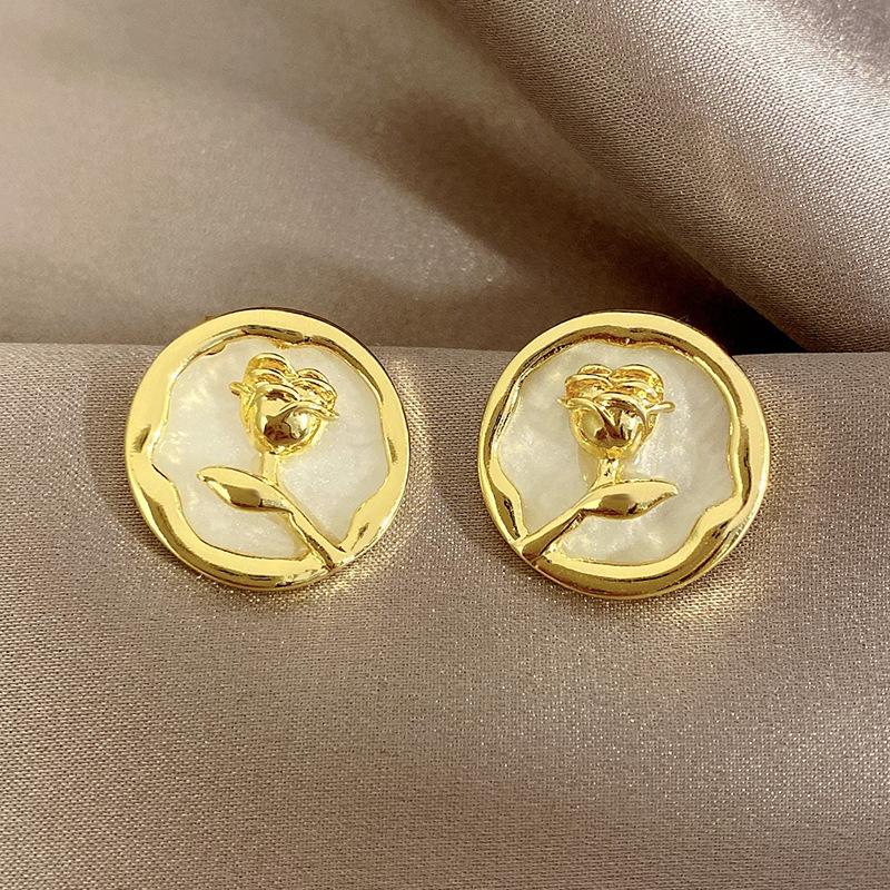 Elegant and sophisticated earrings for women, vintage niche design pearl studs, popular online trend ear accessories