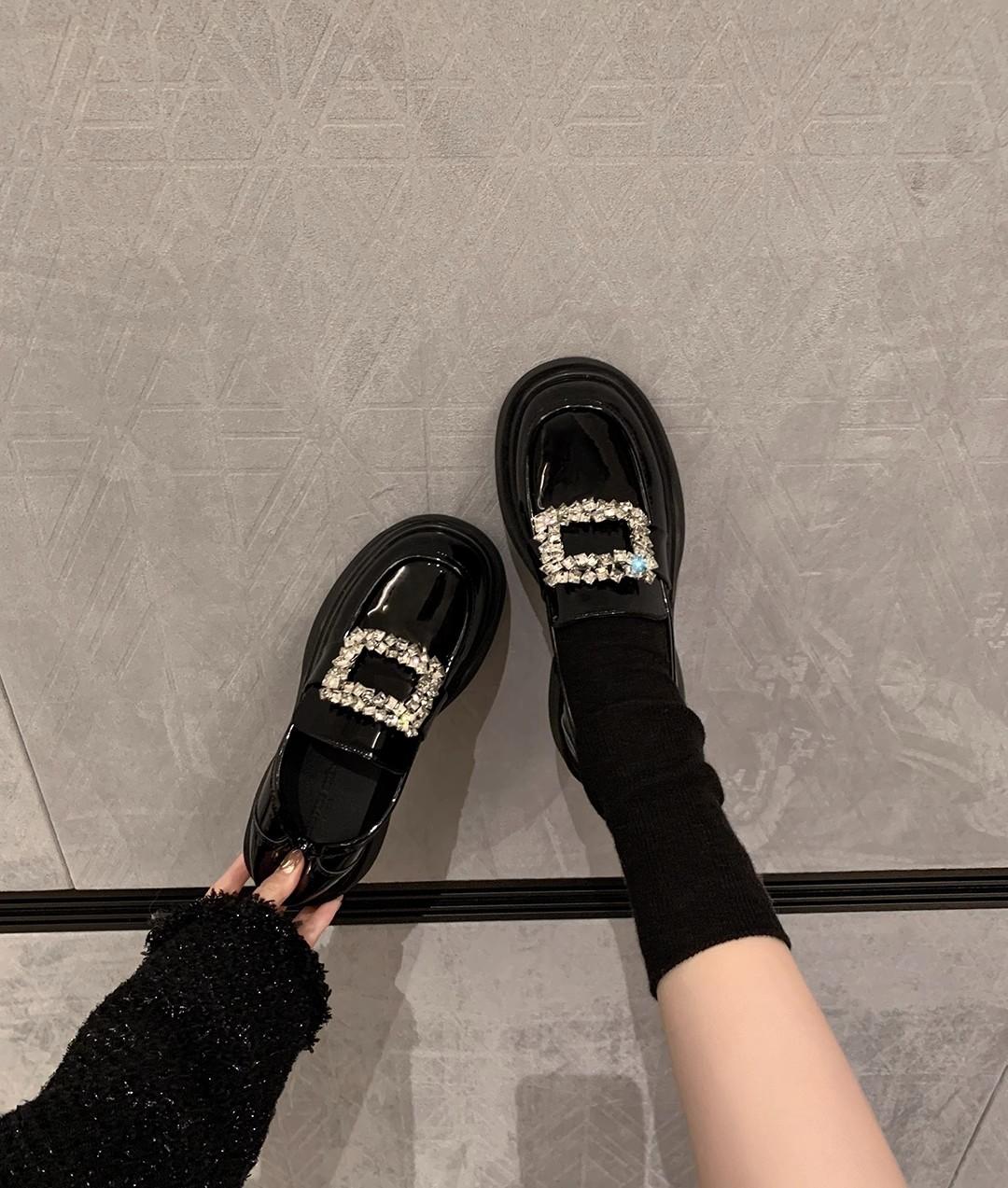 

Туфли круглый носок стразы квадратная пряжка толстая подошва толстый каблук лоферы одинарные туфли женские маленькие кожаные туфли осень 40