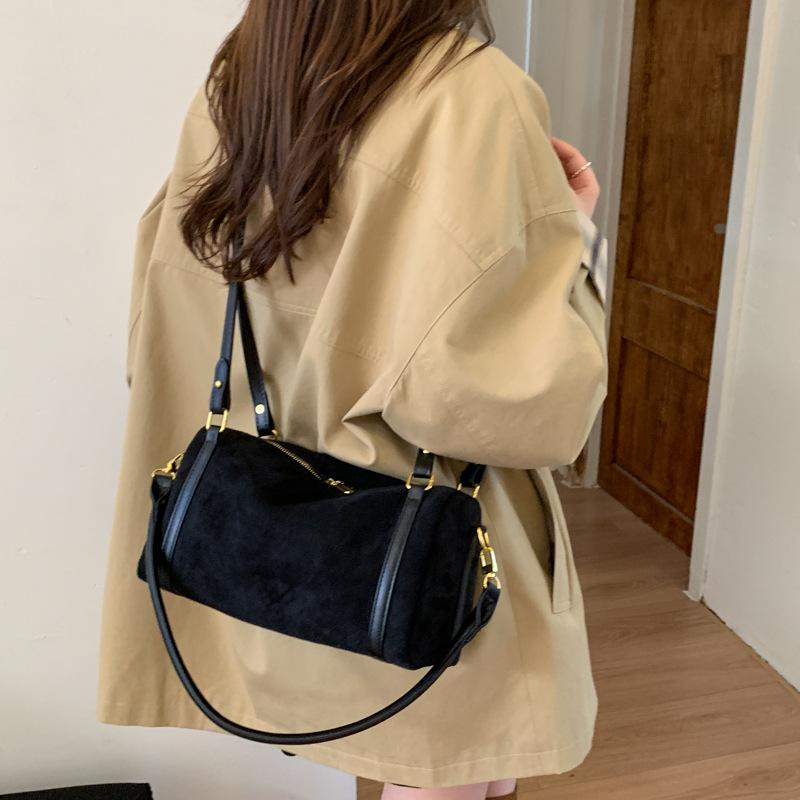 Premium texture bag women's 2025 autumn and winter fashion shoulder messenger bag large capacity niche design portable pillow bag