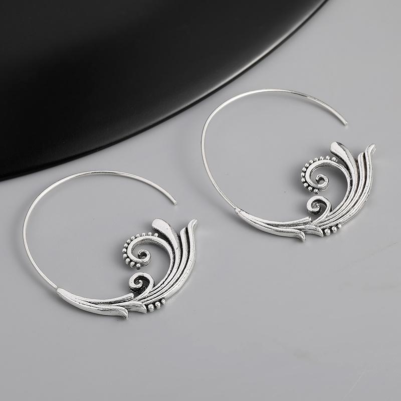 Unique Vintage Style Hoop Earrings with Delicate Carved Leaf Design -Exquisite Statement Ear Decor for Women