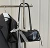 Axelremsväska Lång Rem Mjukt Material Liten Storlek Lätt Design Elegant Form Lämplig för Daglig Användning och Olika Tillfällen