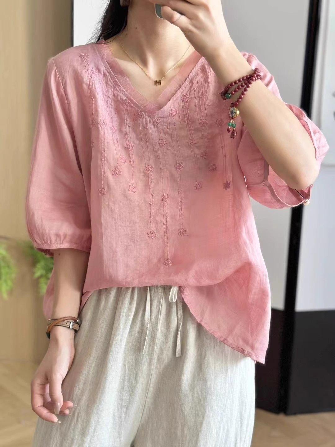 

Литературный ретро повседневный топ с рукавами средней длины из хлопка и льна, лето, новый дизайн с вышивкой в стиле тяжелой промышленности, женская футболка с V-образным вырезом и короткими рукавами M розовый