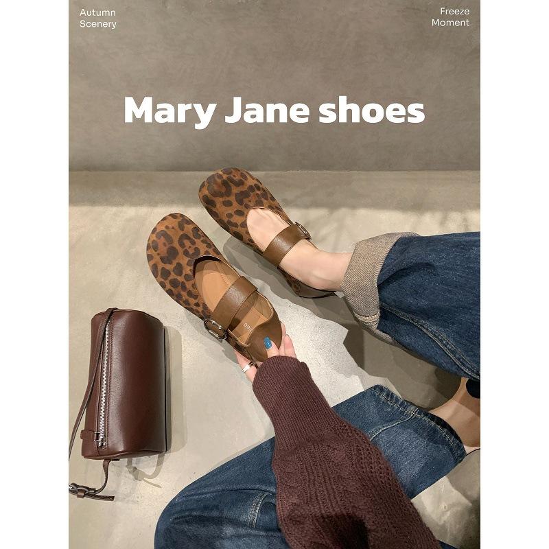 Retro velvet~ leather flat-bottomed Mary Jane shoes for women's 2025 autumn new fashionable round head belt buckle light mouth single shoes
