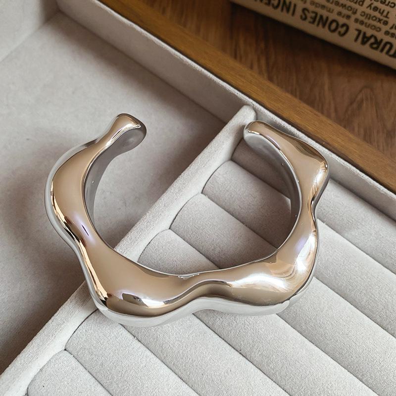 European and American Niche Irregular Bangle: High-End Fashion Design Bracelet for a Unique, Stylish Look