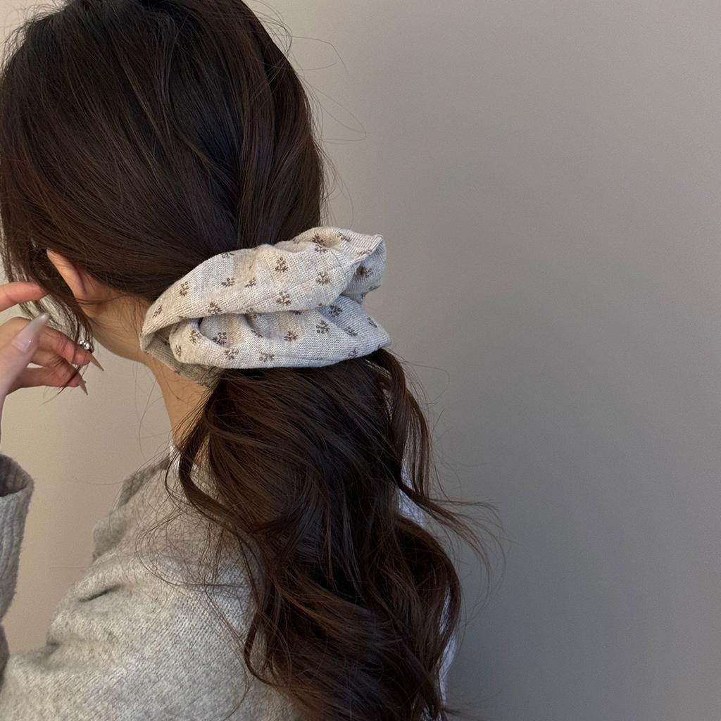 A Small Floral Knitted Large Intestine Hair Band and Hair Tie with A Retro Style, A Ponytail Leather Band and Hair Tie