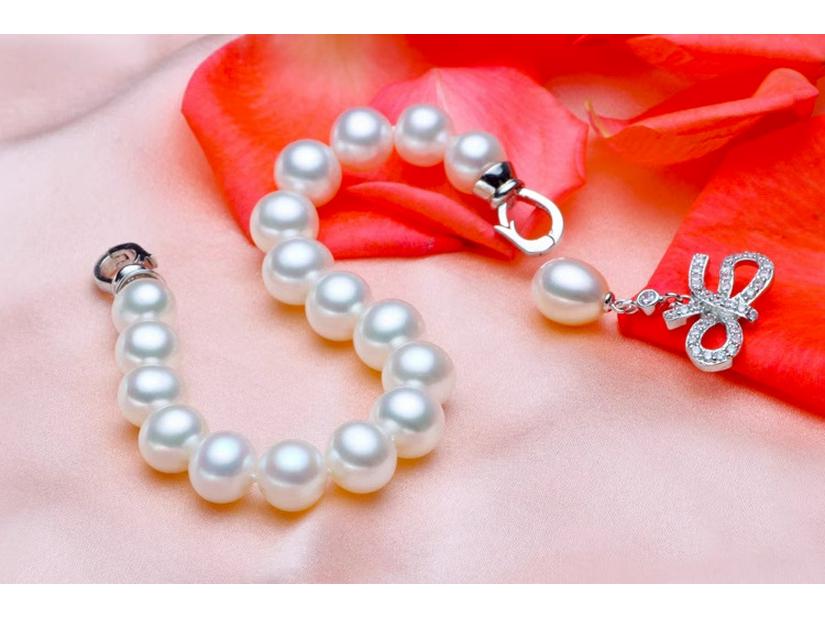Elegant Pearl Bow Bracelet: Fashionable and Versatile Jewelry Gift for Girlfriend this Christmas