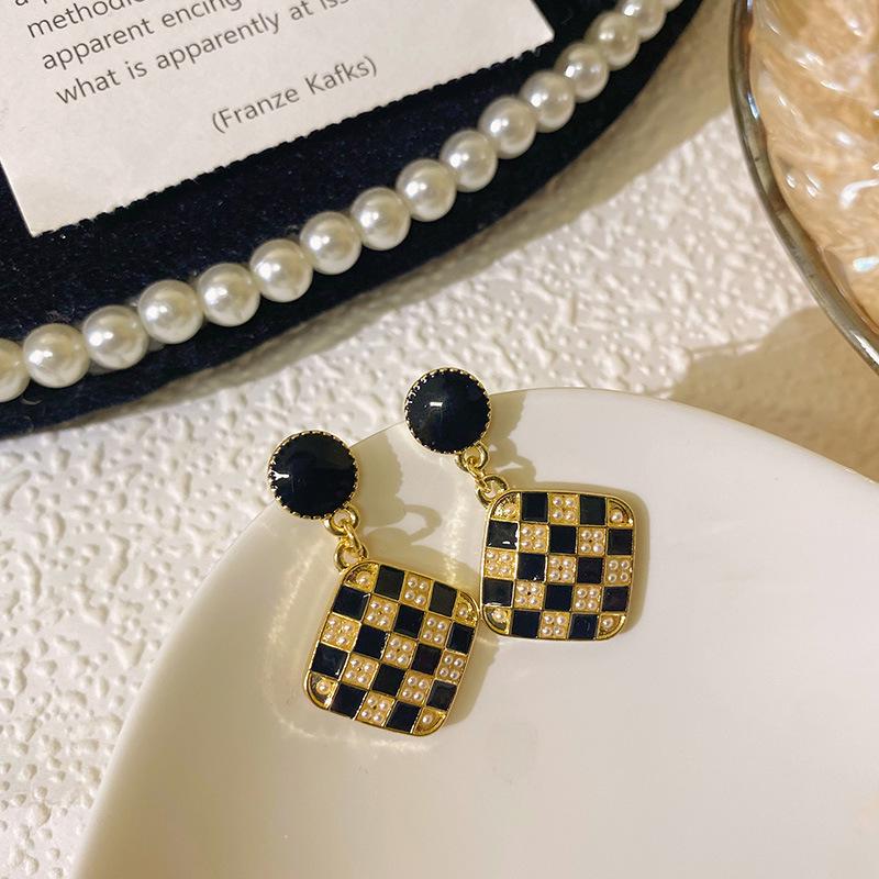 Boucles d'oreilles tendance haut de gamme en argent, cristal et perle 2023: Déclaration Exquise, Luxe Léger pour Femmes