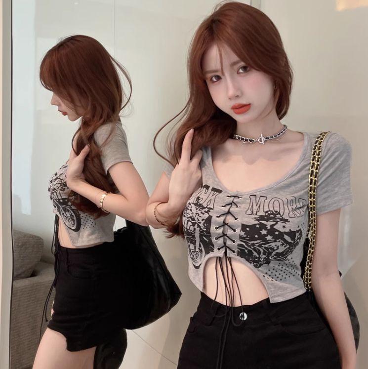 American Retro Hot Girl Off-Shoulder Crop Top - Sexy, Short-Sleeved, Tight-Fit for Summer