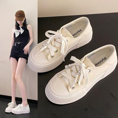 Frühling und Sommer 2024 neue Muffin-Plateau-Schuhe einfache kleine weiße Schuhe Einzel-Schuhe Nische runde Spitze Schnürung Sport und Freizeit Board-Schuhe Damen