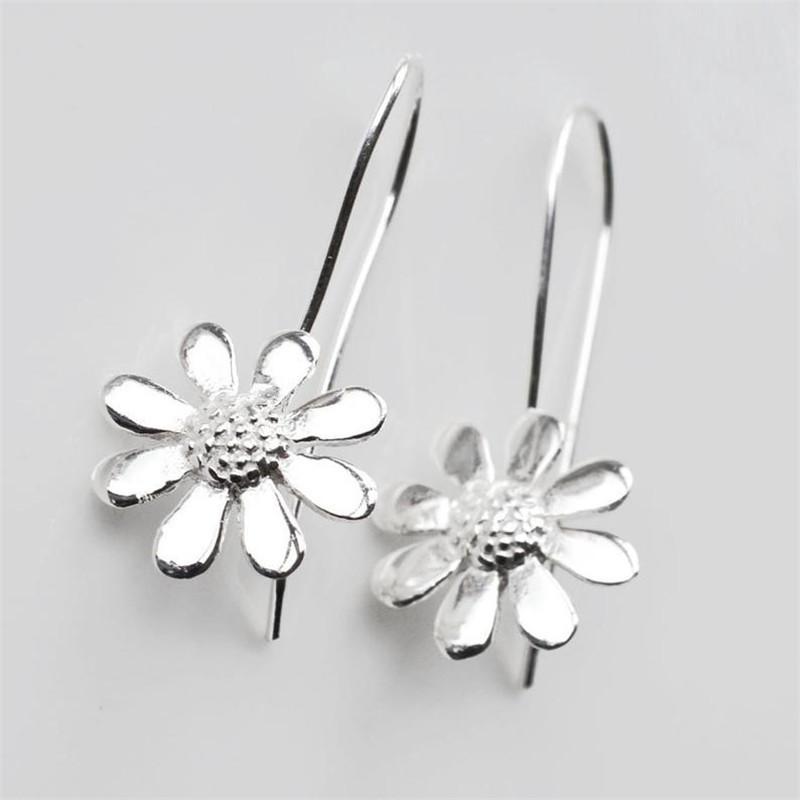

1 Pair of Flower Earrings with Stylish Daisy Ear Hooks серебряный