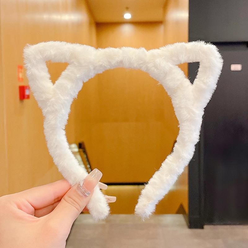 

Plush Cat Ear Headband: Versatile Cartoon Hair Accessory for Autumn/Winter
