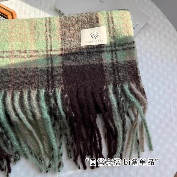 Women's Plaid Scarf: Warm, Thick, Korean-Style Neck Warmer for Autumn/Winter 2025