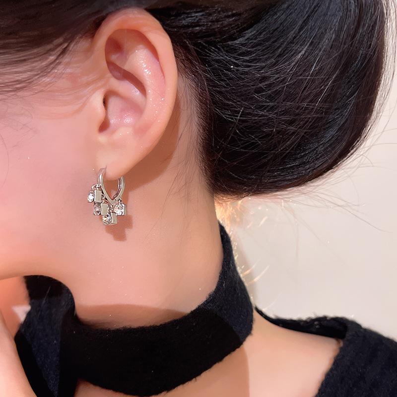 Геометрические серьги-ромбы с фианитами женственные универсальные серьги-гвоздики холодный стиль серебряные уши