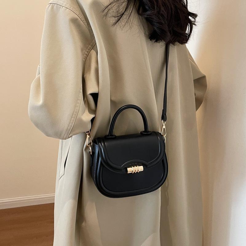 Handbag women's 2025 new Korean version retro fashion saddle bag niche high-end commuter messenger bag