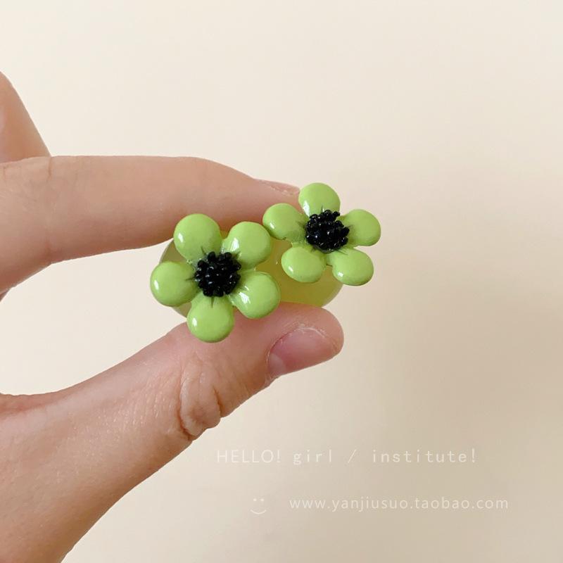 

Серьги-гвоздики из смолы в форме цветка, маленькие, свежие, модные, темпераментные, нишевого дизайна, персонализированные серьги для женщин