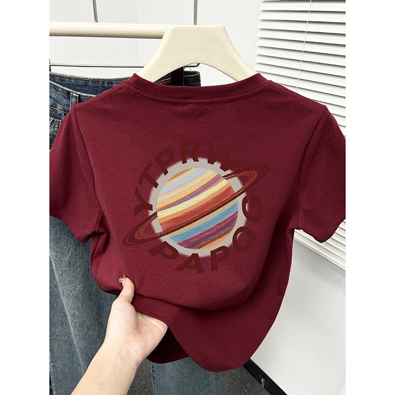 

White-Gray Women s Short-Sleeve T-Shirt, Niche Print, Chic Round Neck, Slimming Shoulder Top, Trendy Summer Design. 2XL вина червоного кольору