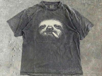 Faultier T-Shirt - Perfektes Geschenk für Faultierliebhaber - Vintage/Y2K/Rauchendes Faultier/Zigarette/Edgy Meme Faules Tier Grafik-T-Shirt