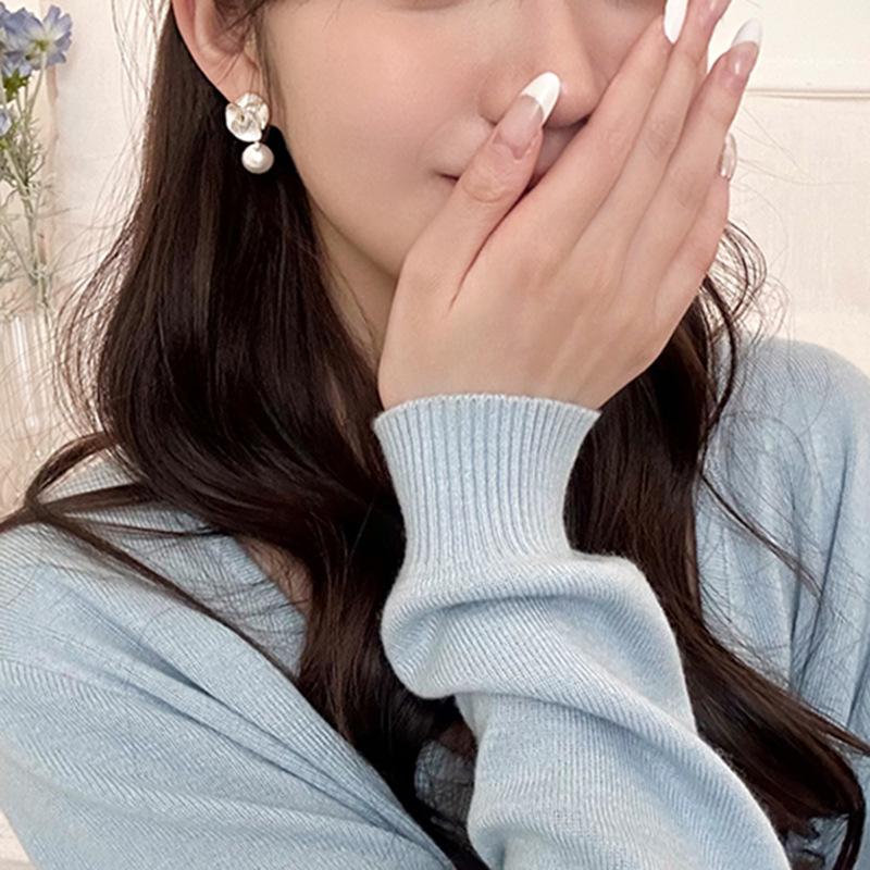 Flower zircon pearl earrings, high-end sense, elegant temperament, stud earrings, fashionable and versatile earrings, women