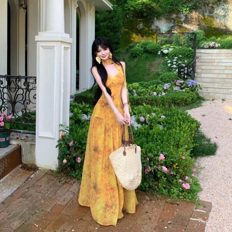 French seaside vacation atmosphere yellow smudged floral V-neck dress women's suspender photo dress summer