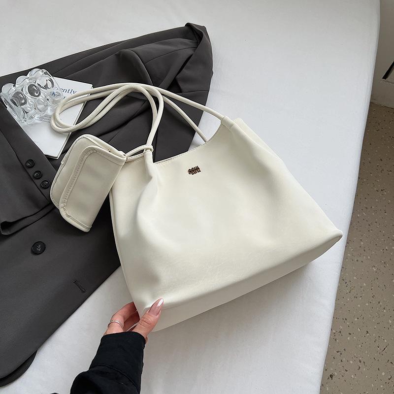 Large-capacity Bag, Messenger Bag, Women's Bucket Bag, Commuter Tote Shoulder Bag, Simple, Fashionable and Fashionable Light Luxury Underarm Bag.