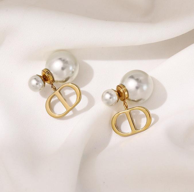 

Серьги-пусеты с жемчугом и буквами CD нишевого дизайна - Элегантные, Универсальные, Высококлассные модные аксессуары