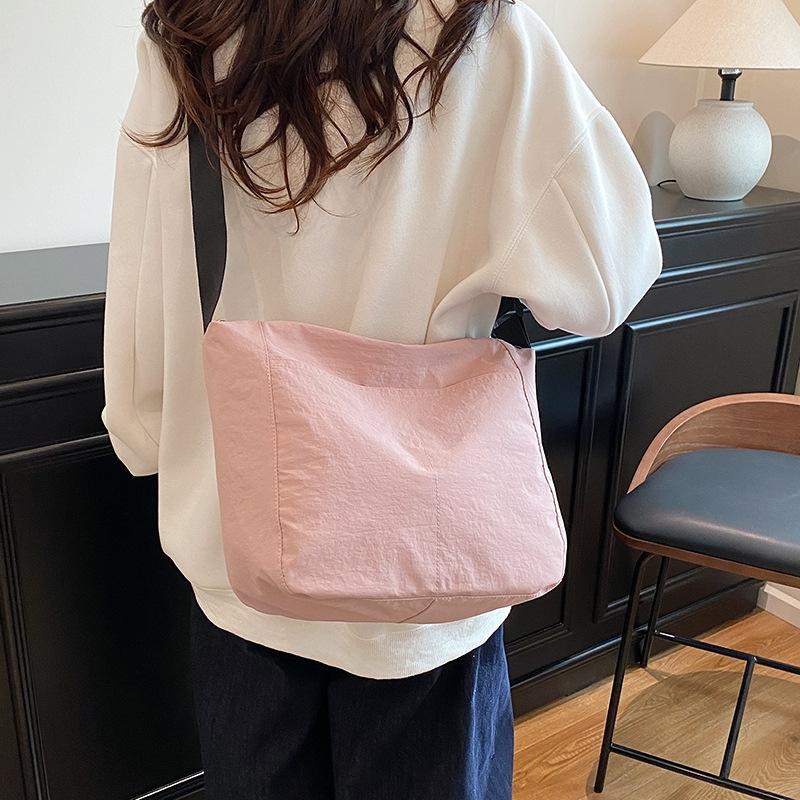 Large Capacity Casual Women's Bag Niche Design New Autumn and Winter Shoulder Bag 2025 Fashion Crossbody Tote Bag