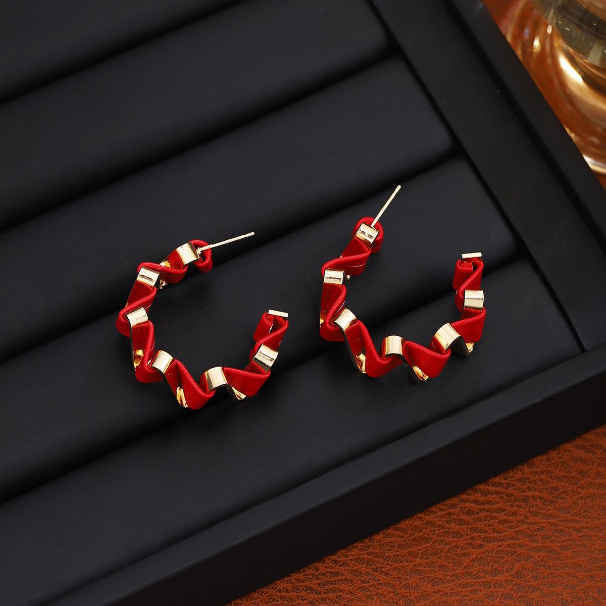 

Silver Needle Leather Woven Earrings, Retro Hong Kong Style Earrings, Niche Contrasting Colors, Fashionable And Versatile Temperament Earrings.