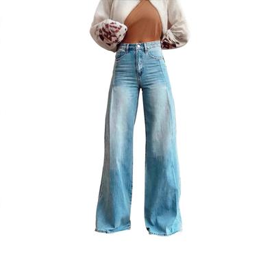 Una Donna con Pantaloni Denim Retro a Gamba Larga, alla Moda a Vita Alta, Lunghi fino al Pavimento