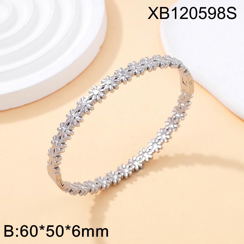 18K Gold Plated European-Style Titanium Steel Women's Bracelet: Luxurious, Trendy, and Versatile Fashion Accessory.