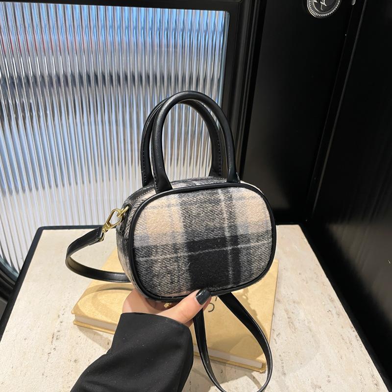 

2025 new bag women s large-capacity plush bowling bag women s high-end messenger shoulder bag women 15*7*11