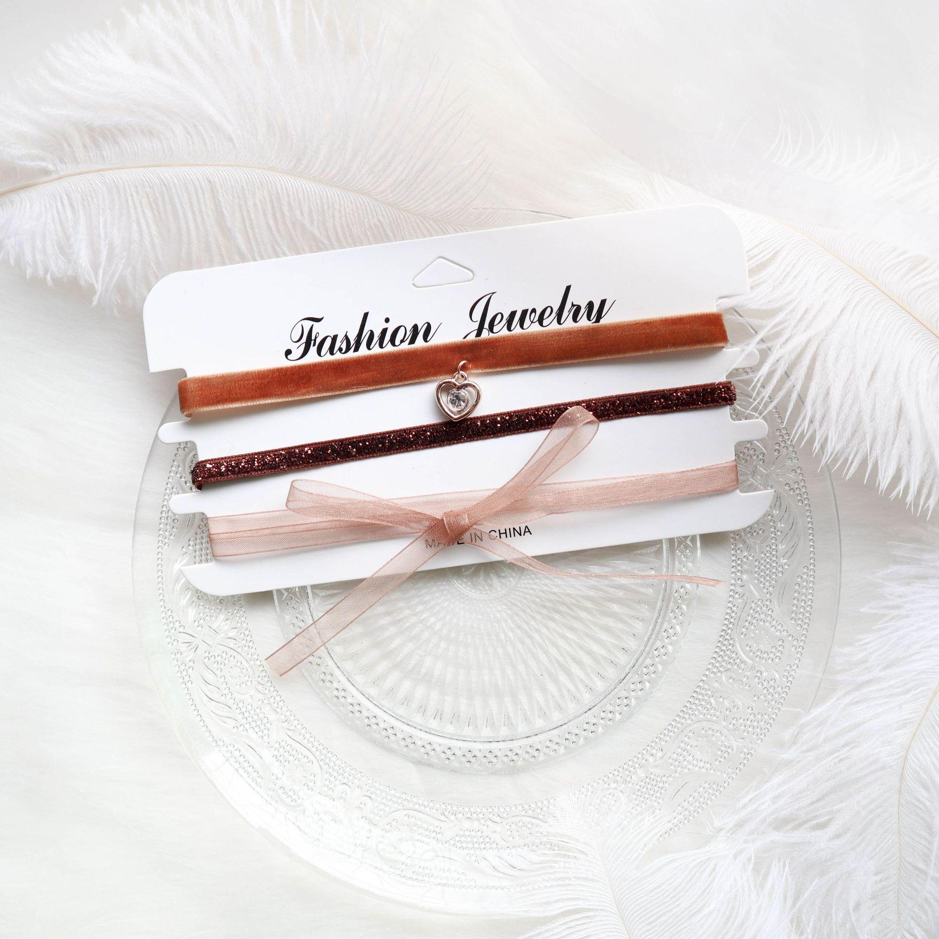 

Комплект чокеров из европейской и американской бижутерии: Короткое ожерелье-цепочка в виде свитера - коллекция из 3 предметов