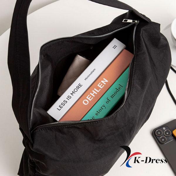 Modern axelväska i nylon med sidveck (2 färger)