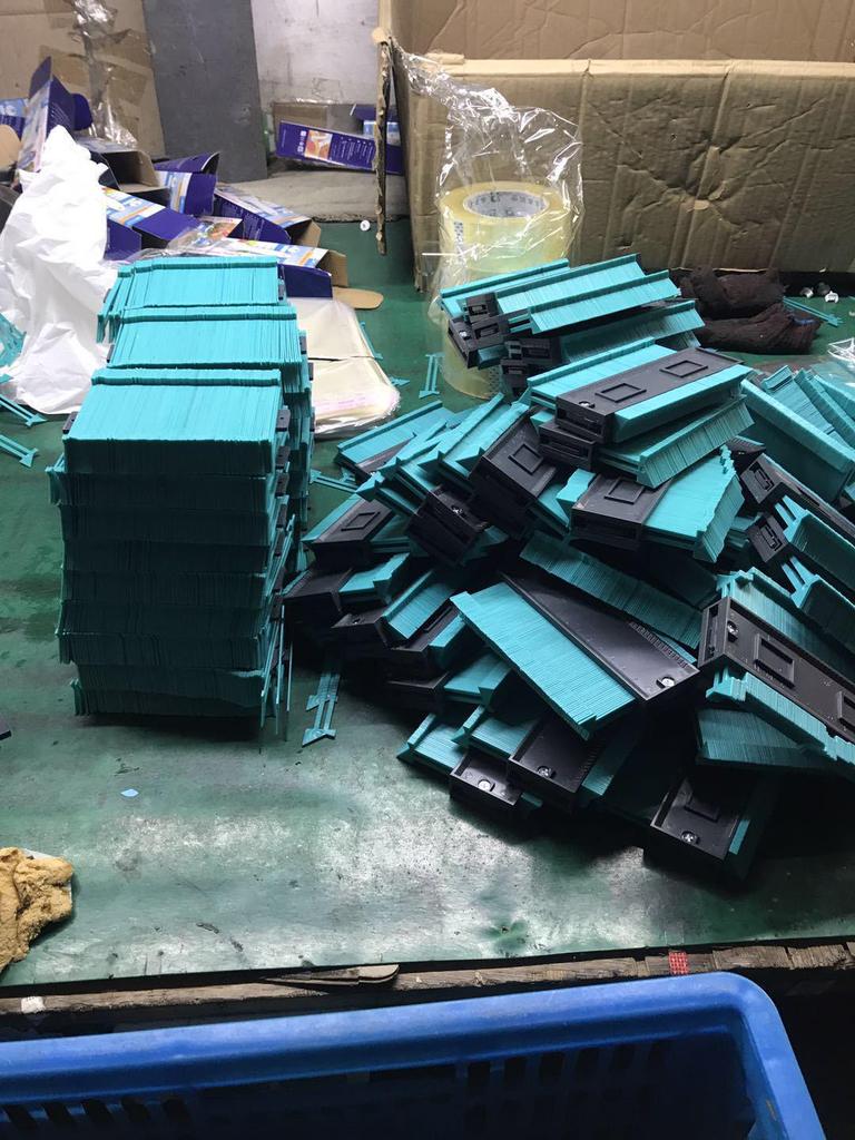 Contour Gauge with Lock - Irregular Shape Measurer & Profiling Tool