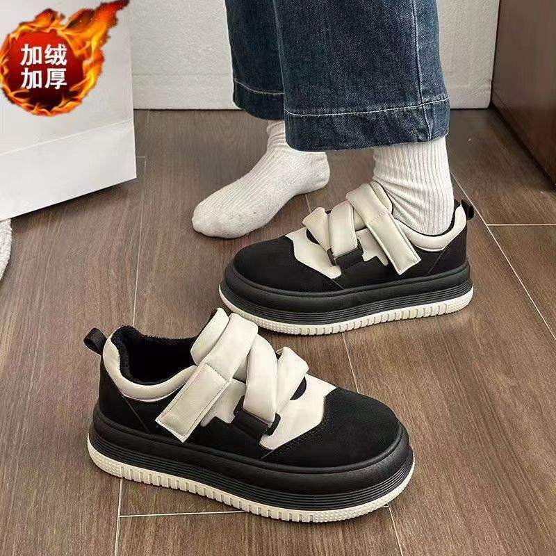 Thick-soled autumn and winter 2025 velvet casual bread shoes women's warm new magic sports board shoes sneakers