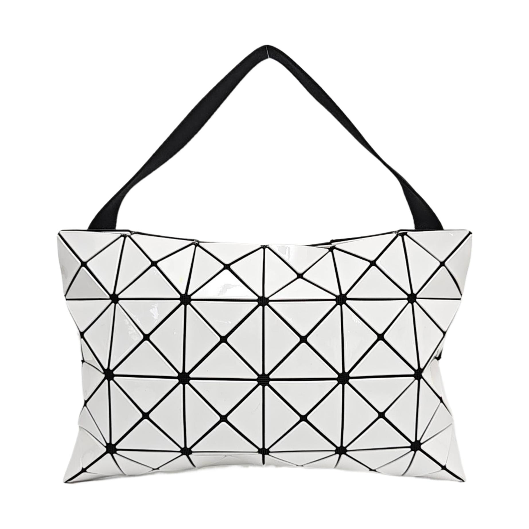 [Pre-Owned] White Special Material Shoulder Bag - Excellent #IOJ9L9 ONE SIZE
