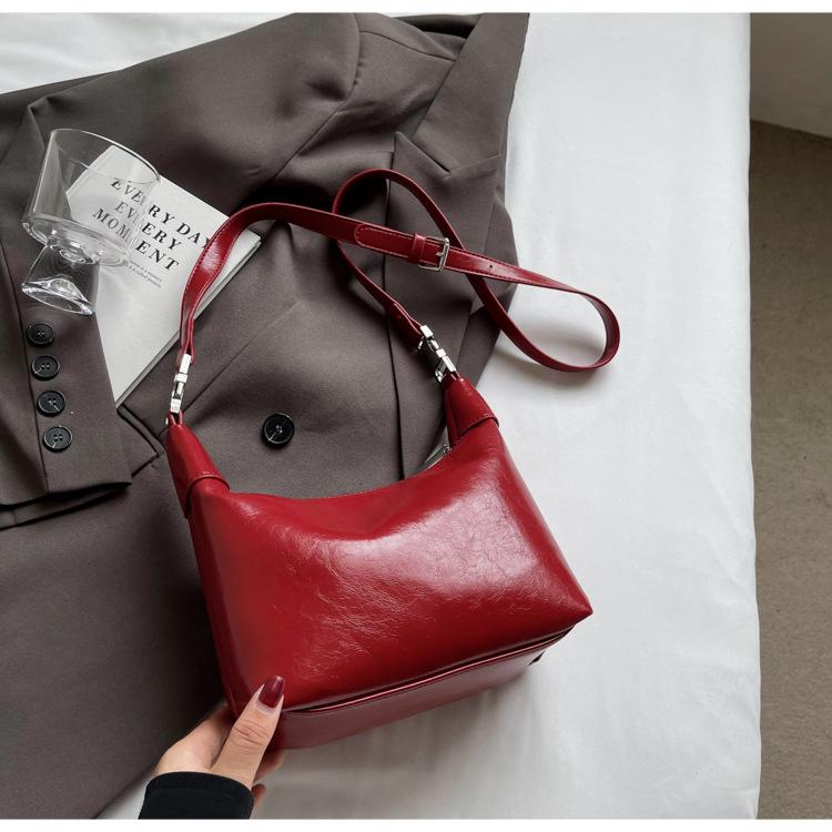 

Premium texture bag women s summer 2024 new fashion niche design messenger bag Internet celebrity explosion portable dumpling bag