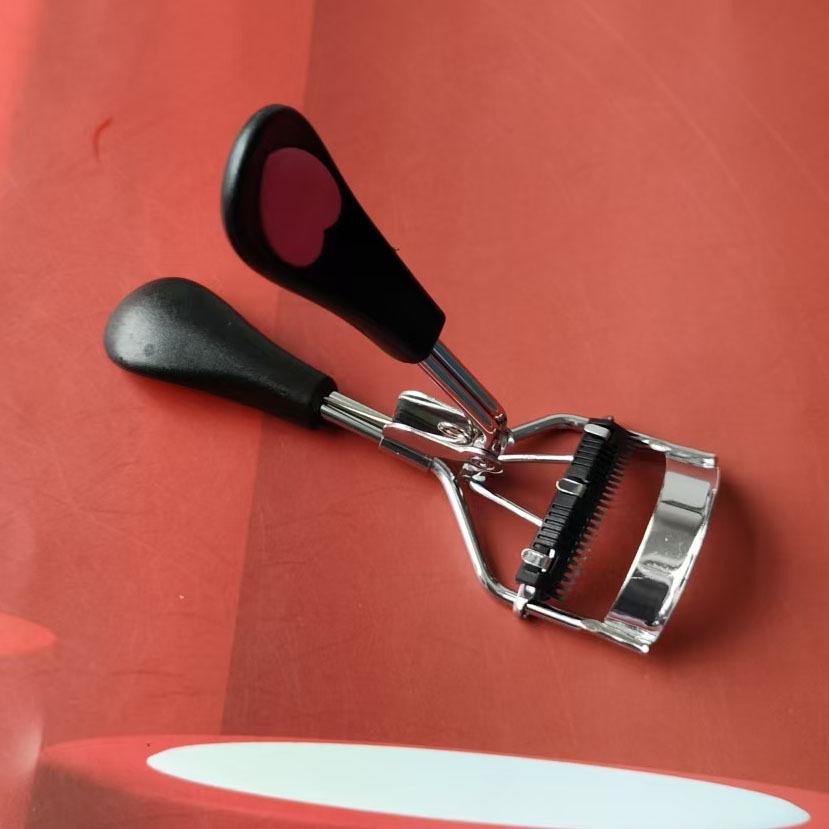 In Stock: Chrome Peach Heart Handle Wide-Angle Portable Mini Eyelash Curler - Beauty Tool