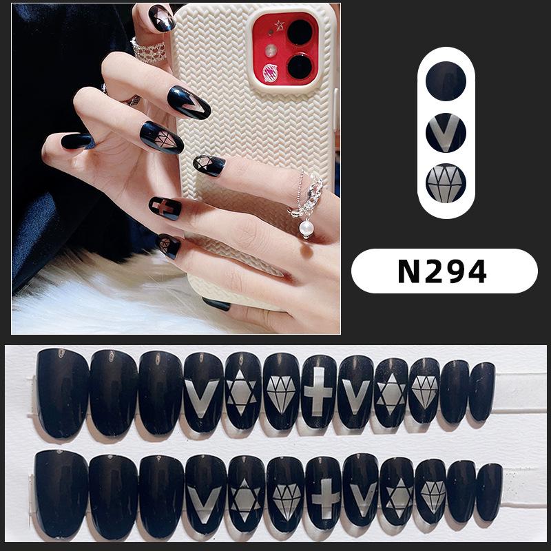 

Острые V-образные бриллиантовые накладные ногти в темном стиле со светлым финишем