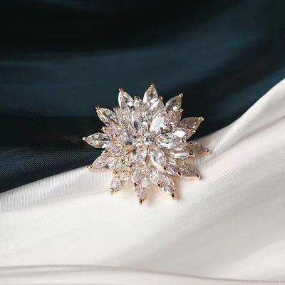 Broche flocon de neige en cristal haut de gamme pour femme, accessoires de costume exquis, manteau, corsage, niche, boucle ardillon anti-lumière haut de gamme