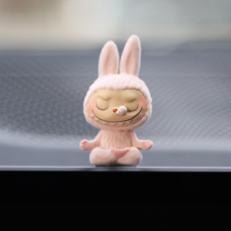 

1 шт. Украшение экрана автомобиля, Центральная консоль, Автомобильное мультяшное украшение, Ткань для йоги, Товары для интерьера автомобиля Sleepy style