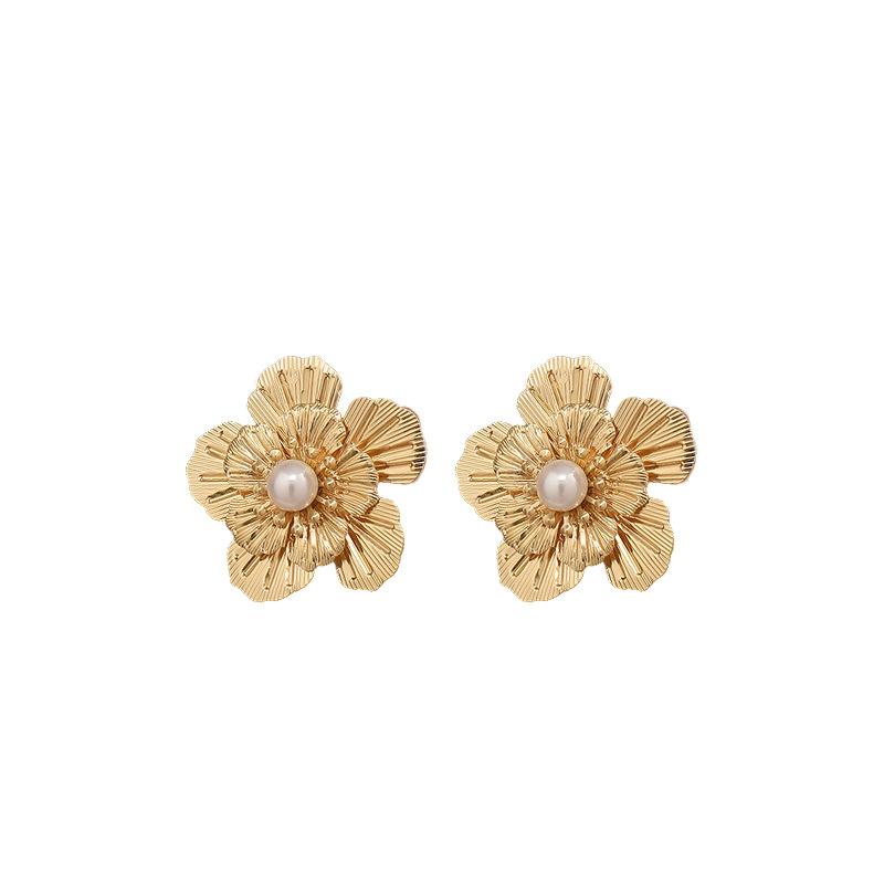 European and American double-layer flower inlaid with pearls, high-end fashion shows temperament, explosive pearl flower stud earrings are fresh