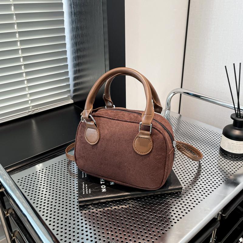 

Retro matte design sense autumn and winter versatile handbag women s leisure commuting personality high-grade texture messenger bag кофейный