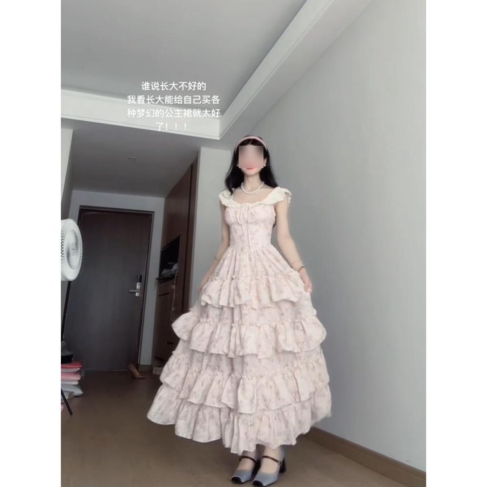 The floral small flying sleeve dress is unique, beautiful, sweet, fluffy waist a-word birthday dress dress summer