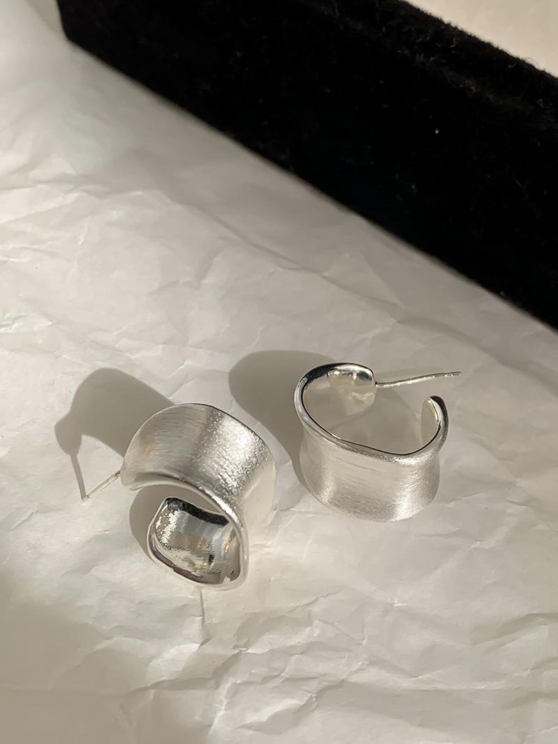 

Matsumoto Ena temperament French simple earrings matte metal brushed semi-circle circle wide-brimmed earrings