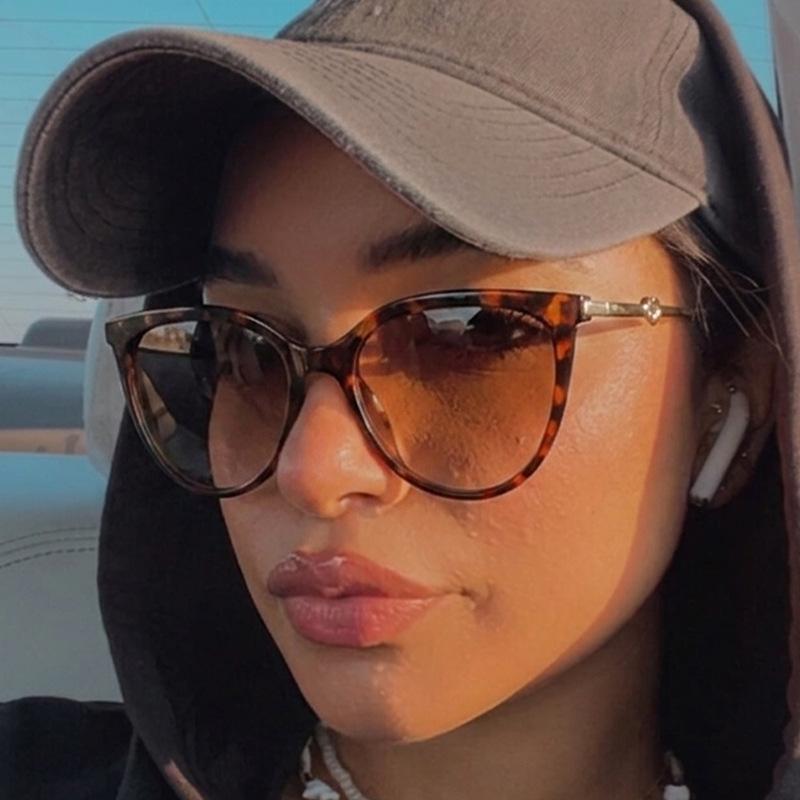 Oversized cat-eye heart-shaped glasses, retro street-style sunglasses, perfect for outdoor vacations and travel.