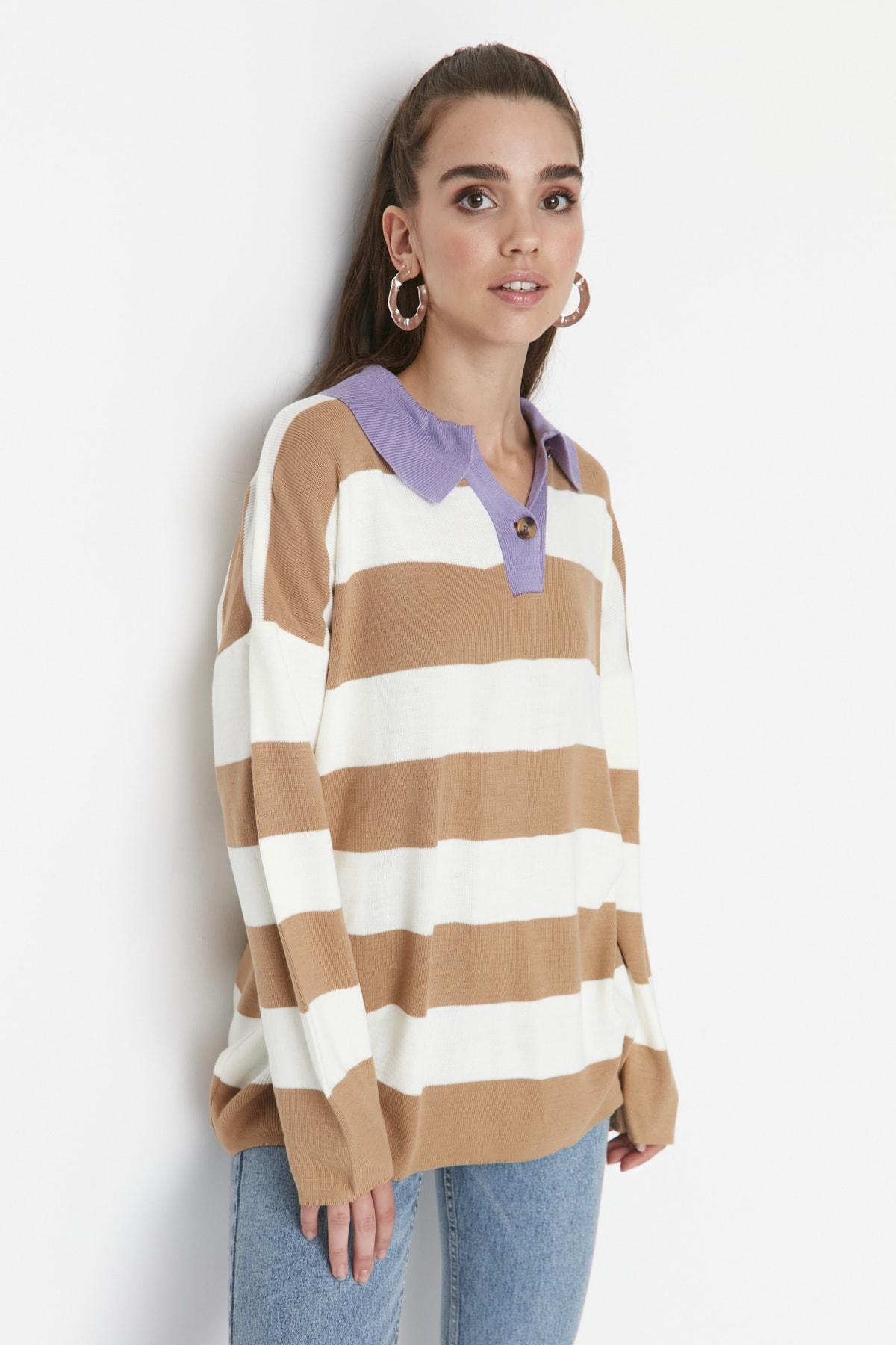 Трикотажный свитер в светло-коричневую полоску с воротником поло TCTAW23KZ00039..