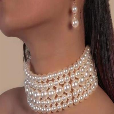 Set di orecchini con collana corta con perle finte multistrato