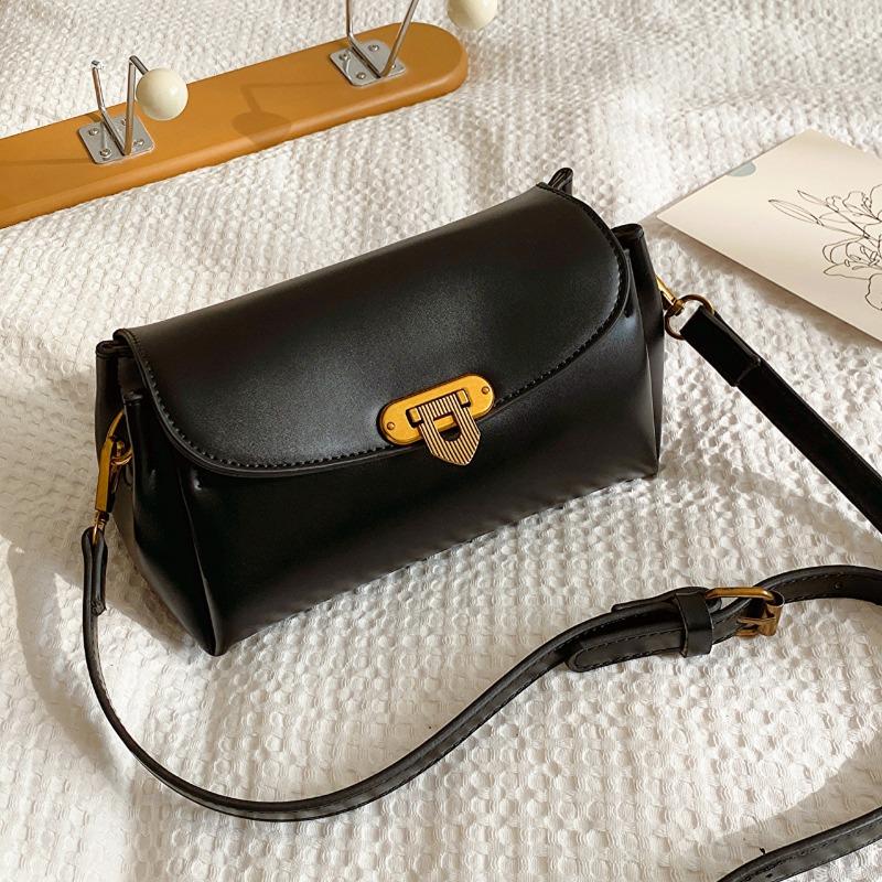 Shoulder bag, high-quality texture, new underarm baguette bag, fashionable and versatile retro trendy bag.