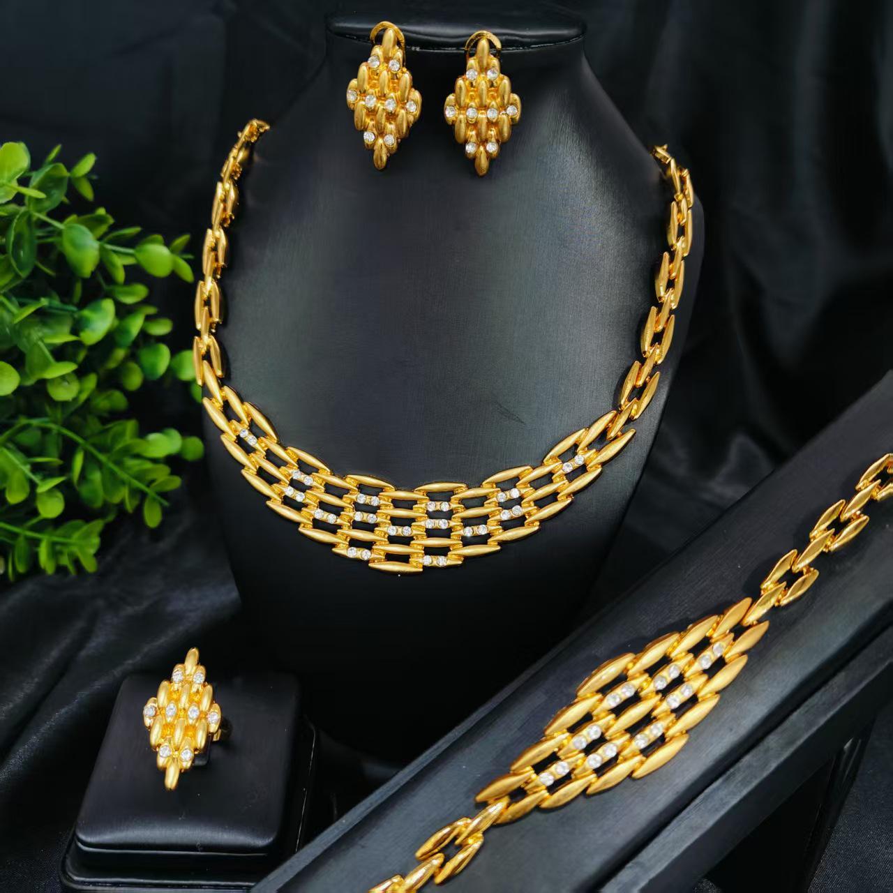 

Набор африканских женских ювелирных изделий из сплава с полными бриллиантами: Ожерелье, Браслет, Серьги, Кольцо 24k Gold Plated