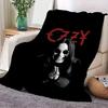 OZZY Rock Star Inspiriertes Schwarz-Weiß-Porträt-Kuscheldecke - Dramatisches Design mit langhaariger Figur und runder Sonnenbrille